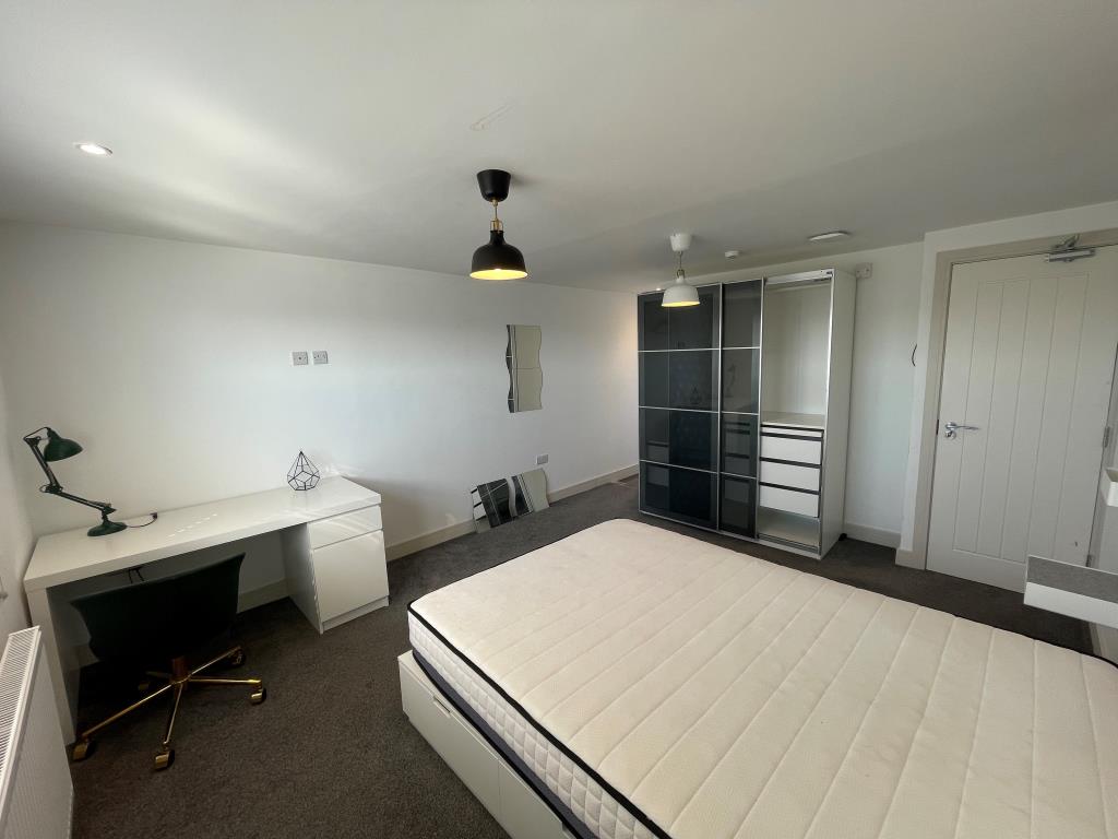 Lot: 61 - WELL PRESENTED SIX-BEDROOM HOUSE OF MULTIPLE OCCUPATION PROVIDING GOOD RENTAL INCOME - Room Six bedroom
